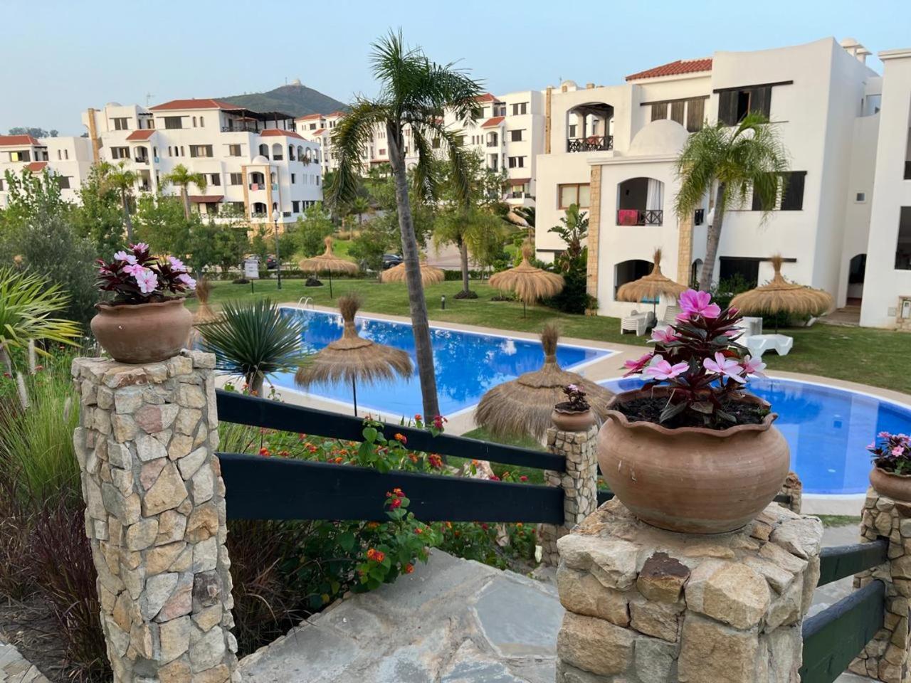 Lilac'S Garden Vue Piscine M'dik Rum bild